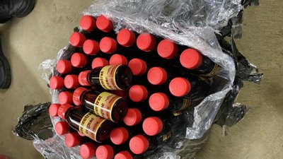 Правоохоронці Тернопільщини затримали групу осіб, яка виробляла підроблений алкоголь Правоохоронці Тернопільщини затримали групу осіб, яка виробляла підроблений алкоголь