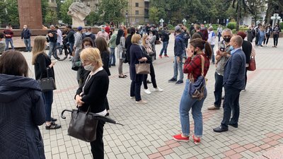 Біля адмінбудинку у Франківську вдруге протестують ресторатори та готельєри Біля адмінбудинку у Франківську вдруге протестують ресторатори та готельєри