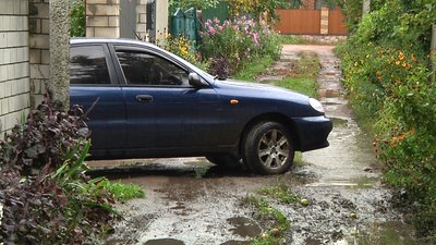 Ні пішки пройти, ні автівкою проїхати – житомиряни скаржаться на залиті водою провулки Ні пішки пройти, ні автівкою проїхати – житомиряни скаржаться на залиті водою провулки