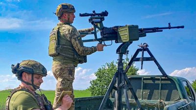 військові