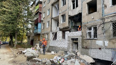 Наслідки російських обстрілів: як до зими готують розбитий будинок на Павловому Полі Наслідки російських обстрілів: як до зими готують розбитий будинок на Павловому Полі