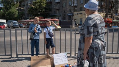 Продають свої іграшки, щоб підтримати армію. У Дніпрі дев’ятирічні хлопці допомагають ЗСУ