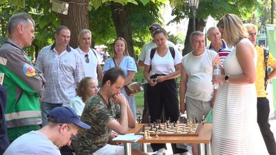 У міському саду Одеси влаштували сеанс одночасної гри в шахи У міському саду Одеси влаштували сеанс одночасної гри в шахи