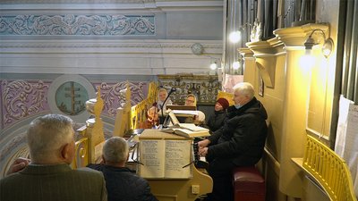 95-річний Євген Сварцевич з Вінниччини щонеділі грає на органі, якому 200 років