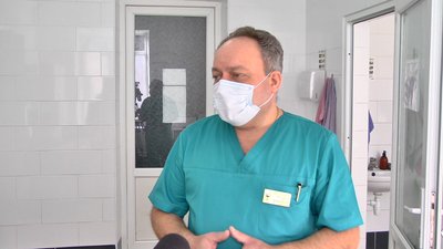 Руслан Колєсніков, головний травматолог міста каже, що кількість травмованих зажди збільшується під час ожеледиці або відлиги. Фото: Суспільне. Поділля. Руслан Колєсніков, головний травматолог міста каже, що кількість травмованих зажди збільшується під час ожеледиці або відлиги. Фото: Суспільне. Поділля.