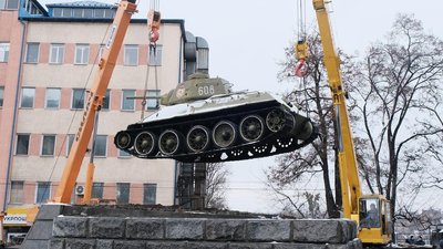 У Чернівцях позбуваються пам'яток радянського минулого. Що кажуть митці, історик та ветерани У Чернівцях позбуваються пам'яток радянського минулого. Що кажуть митці, історик та ветерани