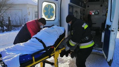 Прикарпаття замело: дорожники розчищають шляхи, надзвичайники рятують людей Прикарпаття замело: дорожники розчищають шляхи, надзвичайники рятують людей