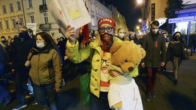 На Варшаву. У Польщі декілька тисяч жінок вийшли на протест проти заборони абортів На Варшаву. У Польщі декілька тисяч жінок вийшли на протест проти заборони абортів