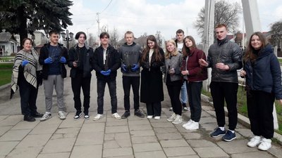 Випускники ліцею на Тернопільщині висадили алею майбутньої перемоги України Випускники ліцею на Тернопільщині висадили алею майбутньої перемоги України