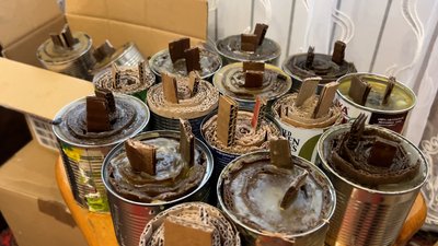 1000 окопних свічок для військових упродовж вересня і жовтня виготовила Аліна Святнюк із Житомирщини