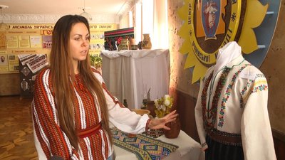 У Хмельницькому відкрилася виставка вишитого українського одягу