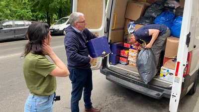 Три тонни допомоги передали переселенцям Житомирщини волонтери з Нідерландів Три тонни допомоги передали переселенцям Житомирщини волонтери з Нідерландів