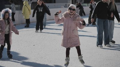 Люди на міській ковзанці в Харкові