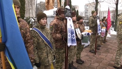 Загинули у першому бою: в Житомирі попрощалися із військовими, які у квітні загинули у боях на Херсонщині Загинули у першому бою: в Житомирі попрощалися із військовими, які у квітні загинули у боях на Херсонщині