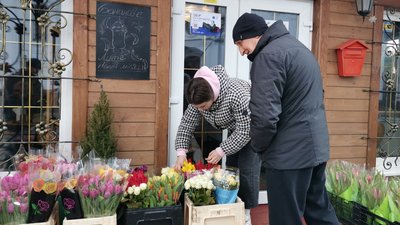 Тисяча тюльпанів та троянд: у Полтаві волонтери продають квіти, щоб купити бінокуляр військовим Тисяча тюльпанів та троянд: у Полтаві волонтери продають квіти, щоб купити бінокуляр військовим