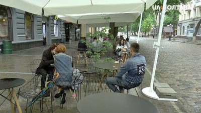 Полтавці при відвідуванні закладів харчування можуть скористатися лише літніми майданчиками Полтавці при відвідуванні закладів харчування можуть скористатися лише літніми майданчиками