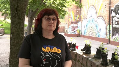"Мамині чорнобривці". У Кропивницькому до Дня Героїв створили інсталяцію з берців та квітів "Мамині чорнобривці". У Кропивницькому до Дня Героїв створили інсталяцію з берців та квітів