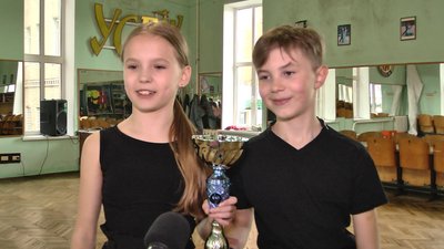 Чемпіони України з бальних танців в категорії «ювенали» Даниїл Горобець та Евеліна Кузьмич. Фото: Суспільне. Поділля. Чемпіони України з бальних танців в категорії «ювенали» Даниїл Горобець та Евеліна Кузьмич. Фото: Суспільне. Поділля.