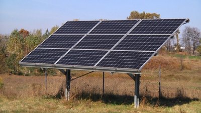 Житель Житомирщини обігріває будинок станцією з сонячних батарей
