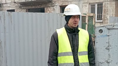 У Кривому Розі розпочали демонтаж пошкоджених підїздів у п'ятиповерхівці після ракетного удару У Кривому Розі розпочали демонтаж пошкоджених підїздів у п'ятиповерхівці після ракетного удару