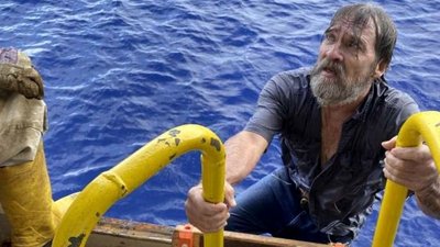 У США врятували моряка, який провів понад добу у відкритому морі