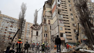Рятувальники розбирають завали будинку, в який влучив дрон. Одеса, 2 березня 2024 року