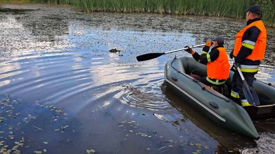 Рятувальники дістають тіло людини з водойми