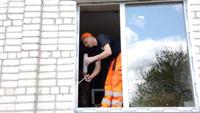 В Овручі на Житомирщині триває відновлення пошкоджених внаслідок авіаударів будинків
