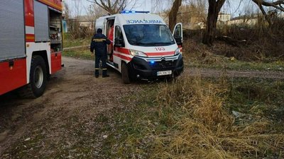 На Кіровоградщині чоловік намагався допомогти лебедям та провалився під лід На Кіровоградщині чоловік намагався допомогти лебедям та провалився під лід