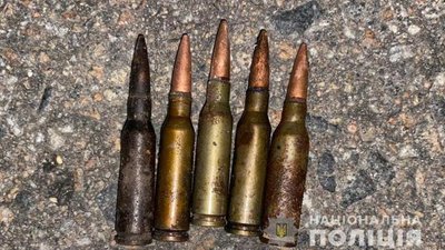 На блокпосту в Житомирі зупинили автівку, в якій були уламки літака та боєприпаси На блокпосту в Житомирі зупинили автівку, в якій були уламки літака та боєприпаси