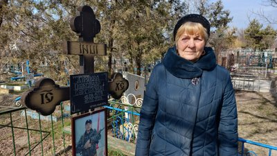 Зірвали українські прапори та погнули флагштоки: у Дніпрі невідомі понівечили могили військових Зірвали українські прапори та погнули флагштоки: у Дніпрі невідомі понівечили могили військових