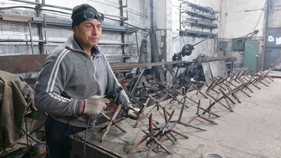 Працівники черкаської кузні виготовляють протитанкові їжаки та буржуйки для армії Працівники черкаської кузні виготовляють протитанкові їжаки та буржуйки для армії