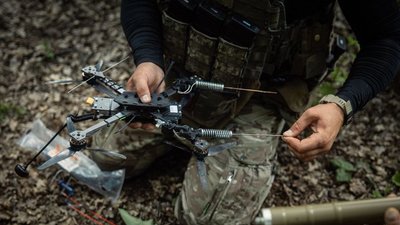 Український військовий готує дрон до вильоту