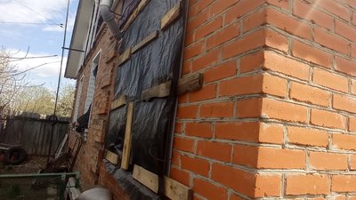 Двічі в одне місце — у Лебедині російська авіація кілька разів скидала бомби на вулицю Привокзальну Двічі в одне місце — у Лебедині російська авіація кілька разів скидала бомби на вулицю Привокзальну