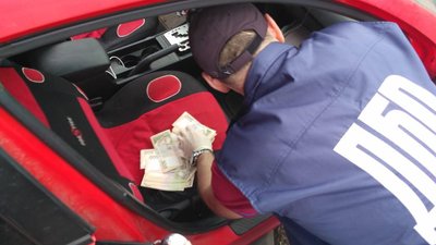 У Краматорську затримали слідчого, який втікав з хабаром У Краматорську затримали слідчого, який втікав з хабаром