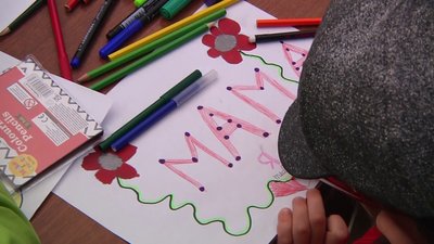 До Дня матері у Житомирі на Новому Бульварі проходить мистецька акція "Усі квіти тобі, матусю" До Дня матері у Житомирі на Новому Бульварі проходить мистецька акція "Усі квіти тобі, матусю"