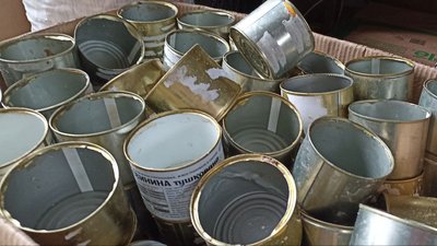 4000 окопних свічок за три місяці виготовив Василь Малецький з Центру обліку бездомних осіб у Житомирі 4000 окопних свічок за три місяці виготовив Василь Малецький з Центру обліку бездомних осіб у Житомирі