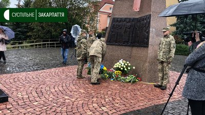В Ужгороді поклали квіти до Меморіалу пам'яті загиблим (ФОТО) В Ужгороді поклали квіти до Меморіалу пам'яті загиблим (ФОТО)