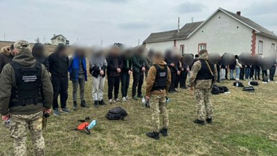 Водію автобуса, який ймовірно намагався вивезти 34 чоловіків через кордон на Буковині, обрали запобіжний захід