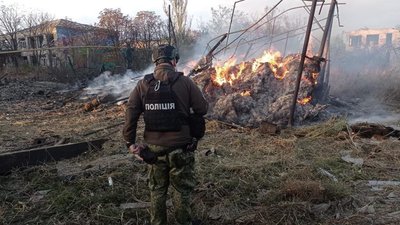 Горить будівля через російський обстріл, Донеччина, 10 жовтня