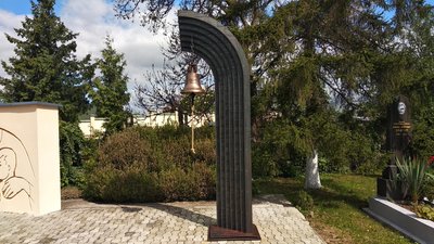Поклали квіти до стели та відкрили Дзвін перемоги. В Ужгороді відзначили День пам'яті та примирення Поклали квіти до стели та відкрили Дзвін перемоги. В Ужгороді відзначили День пам'яті та примирення