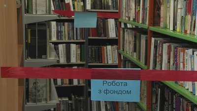 "Бути за Україну у всьому". З бібліотечних фондів Запоріжжя вилучають книжки з російською пропагандою