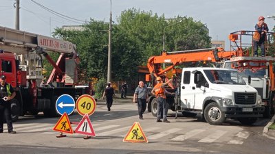 Комунальники працюють у Харкові після російської атаки безпілотниками Shahed Комунальники працюють у Харкові після російської атаки безпілотниками Shahed