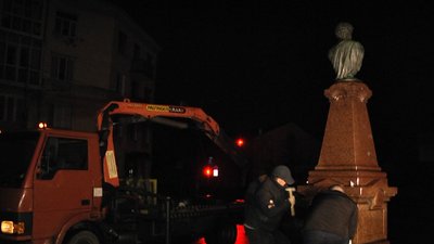 Зняли за 15 хвилин: у Житомирі демонтували бюст російському письменнику Олександру Пушкіну Зняли за 15 хвилин: у Житомирі демонтували бюст російському письменнику Олександру Пушкіну