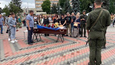 У Черкасах попрощались із загиблим в Оленівці підполковником У Черкасах попрощались із загиблим в Оленівці підполковником