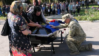 У Глухові на Сумщині поховали військовослужбовця Данила Бондаренка У Глухові на Сумщині поховали військовослужбовця Данила Бондаренка