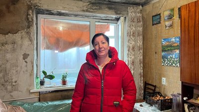 Відклеюються шпалери та пліснява на стінах: в багатоповерхівці Кривого Рогу шість років тече дах Відклеюються шпалери та пліснява на стінах: в багатоповерхівці Кривого Рогу шість років тече дах