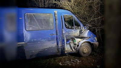 Росіяни атакували дроном цивільний мікроавтобус
