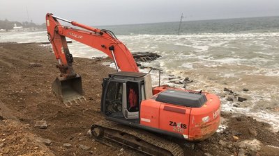 Капітальний ремонт підпірної стінки на одеському пляжі може бути незаконним — еколог Капітальний ремонт підпірної стінки на одеському пляжі може бути незаконним — еколог
