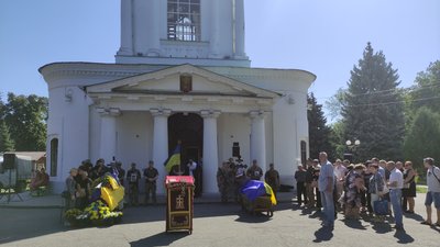 Загиблі воїни Дмитро Бут та Олександр Караман: як про них згадували на похованні у Полтаві Загиблі воїни Дмитро Бут та Олександр Караман: як про них згадували на похованні у Полтаві